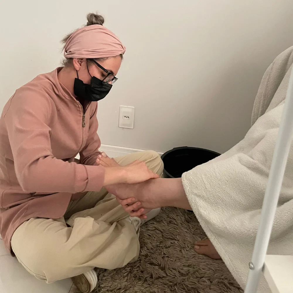 Taynara em uma sessão de cuidado corporal